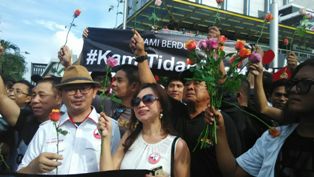 <i>Hey Teroris, Kami Tidak Takut!</i>