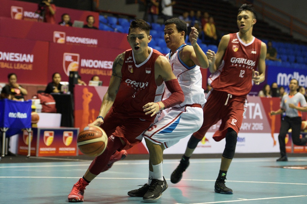 Momen saat pertandingan Garuda Bandung melawan Stadium Happy 88 pada seri 1 IBL Jakarta (Foto: Antara/Sigid Kurniawan)