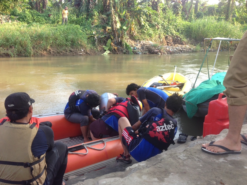 Mempersiapkan perahu untuk membersihkan Sungai Deli. Foto: Metrotvnews.com/Budi