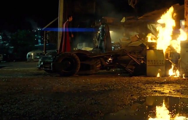 Sudah Ditolong, Batman Malah Ancam Superman