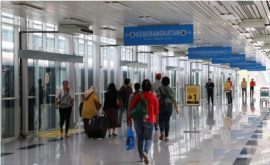 Mengaku Membawa Bom, Penumpang AirAsia Diborgol