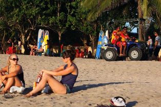 Ratusan Warga Lintas Etnis Bersih-bersih Pantai Kuta