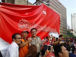 Polisi Jadi Objek Selfie di <i>Car Free Day</i> Jakarta