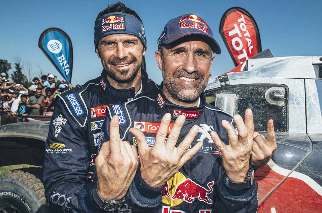 Stephane Peterhansel (depan) sang juara dunia dengan 6 kali di kategori motor dan 6 kali di kategori mobil, bersama Cyril Despres, mantan pereli kategori motor yang juga meraih 5 juara dunia. Red Bull