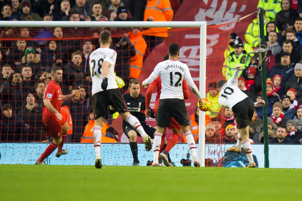 Momen Wayne Rooney mencetak gol ke gawang Liverpool. (Foto: AP/Jon Super)