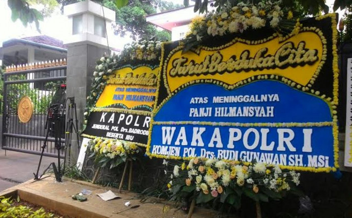 Kediaman Menteri Susi 'Dibanjiri' Karangan Bunga Duka