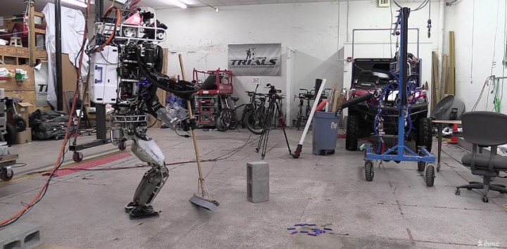 Robot ATLAS Sekarang Bisa Urus Pekerjaan Rumah Tangga 