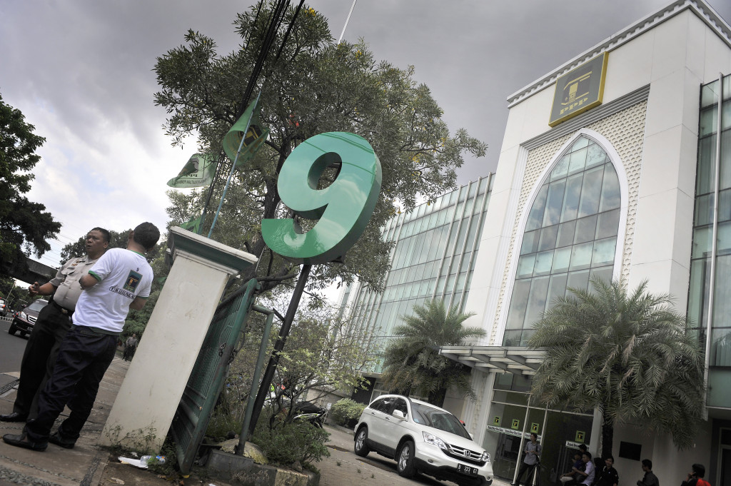 Seorang anggota kepolisian dan simpatisan PPP berjaga di depan kantor DPP PPP, Jakarta. (foto: Antara/Puspa Perwitasari)