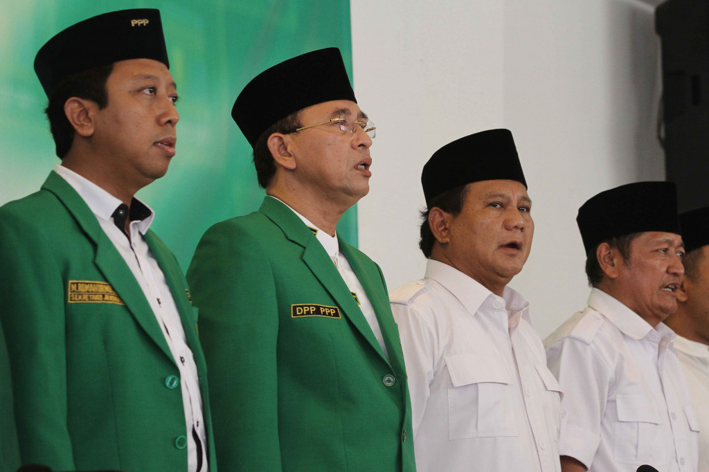 Ketua Umum PPP Suryadharma Ali (kedua kiri) dan Sekjen PPP Romahurmuziy (kiri) saat menyatakan dukungan kepada Capres Prabowo (kedua kanan) di Kantor PPP, Jakarta. (foto: MI/Angga Yuniar)
