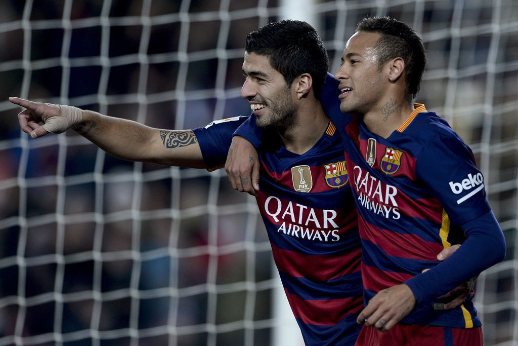 Luis suarez dan Neymar merayakan kemenangan Barcelona atas Athletic Bilbao. (AFP PHOTO/ JOSEP LAGO)