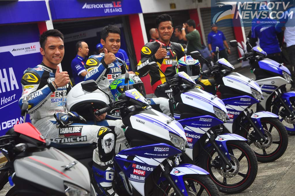 Rider Yamaha Racing Team Indonesia berpose bersama Aerox 125LC. MTVN/A . Harry Budiawan