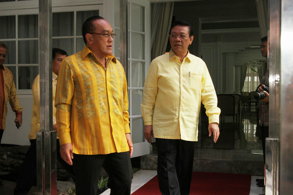 Ketua Umum Partai Golkar versi Munas Bali Aburizal Bakrie (kiri) berbincang dengan Ketua Umum Partai Golkar versi Munas Ancol Agung Laksono. (foto: MI/Arya Manggala)
