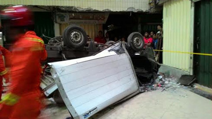 Begini Kronologis Mobil Boks Terjun dari Lantai 4 Pasar Cipulir