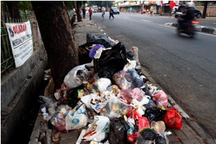 Buang Sampah Sembarangan, Ahok Minta Izin Restoran Dicabut