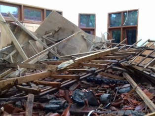 Ruang Tunggu Penumpang Pulau Kelapa Kepulauan Seribu Ambruk