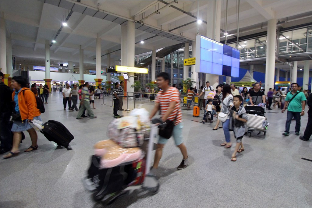 Foto: Sejumlah penumpang di Bandara Kualanamu, Deli Serdang, Sumatera Utara/Ant_Septianda Perdana