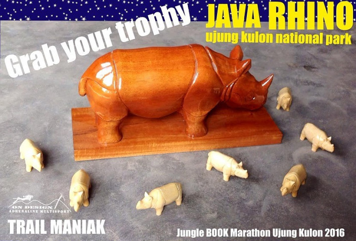 Trofi Juara Jungle Book Marathon Hasil Kerajinan Warga Ujung Kulon