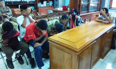 Asyik Nongkrong, Belasan Pelajar Ditangkap Satpol PP
