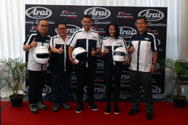 Arai Luncurkan Helm Tahan Api Khusus Balap Roda Empat 