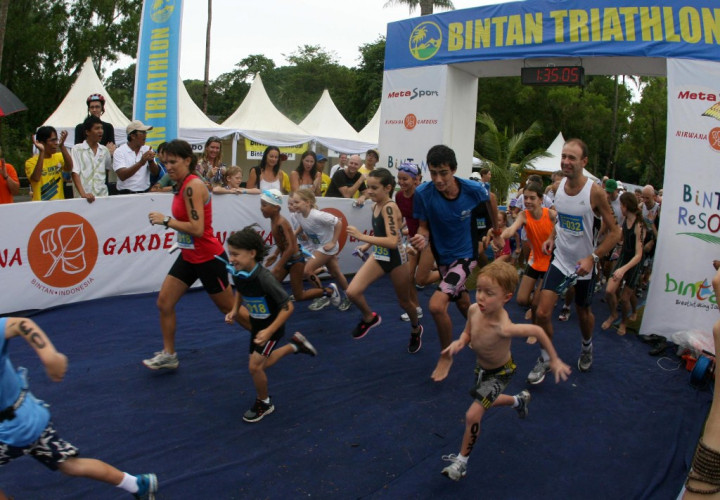 Anak-anak Ramaikan Lomba Triathlon di Tangerang