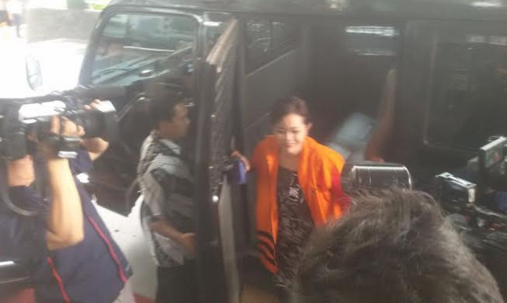 Tiba di KPK, Tersangka Korupsi Kemenpupera Sapa Pewarta 