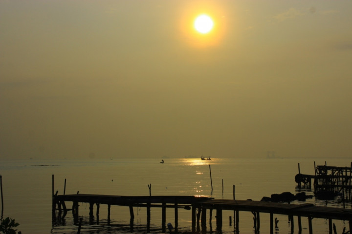 Menyelamatkan Indahnya Pantai Kejawanan   