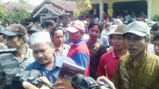 Kiai & Aparat Desa Beda Pendapat Soal Penolakan Jenazah Teroris