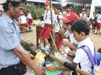 Jajanan Berhadiah Mainan Mirip Kondom Gegerkan Bekasi