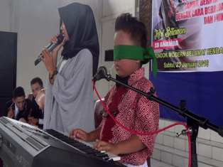 Bocah SD Ini Lincah Mainkan Keyboard dengan Mata Tertutup