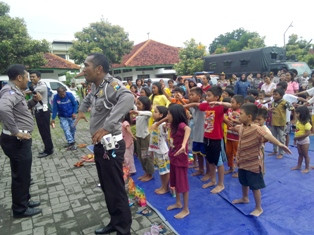 Bocah Eks Pengikut Gafatar Dihibur Opera Wayang Polisi