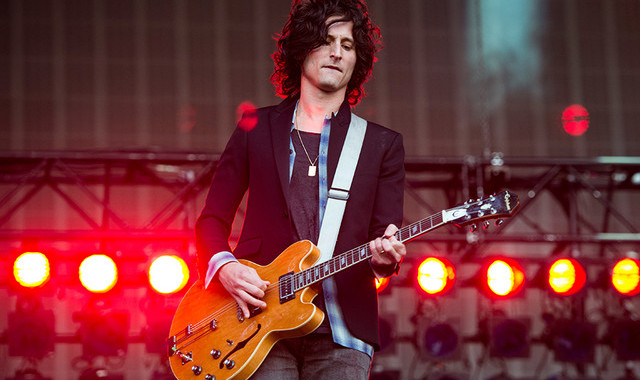 Gitar Nick Valensi Raib, The Strokes Tawarkan Hadiah  