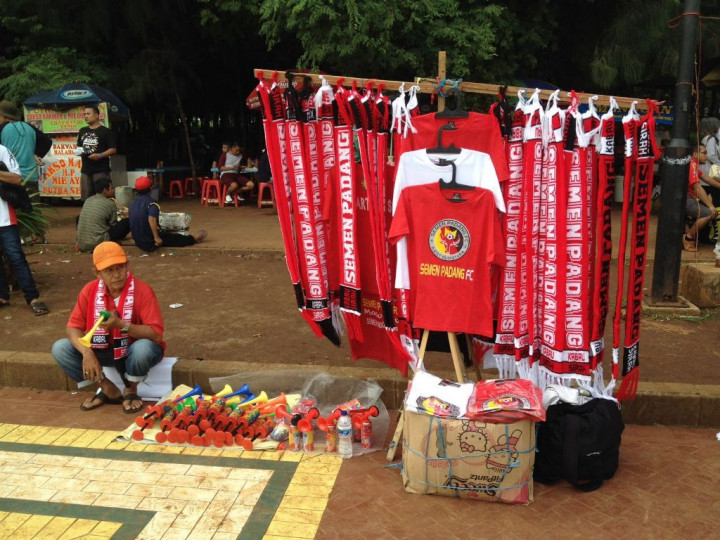 Penjual Atribut Suporter di Final PJS 2015 Mengeluh Turun Omzet 