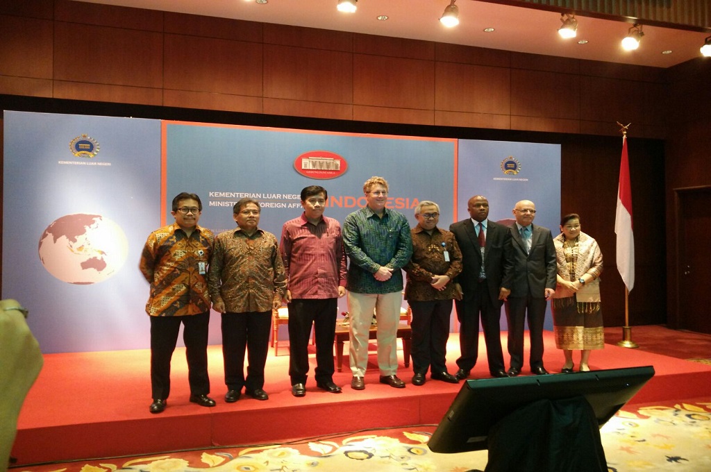 Dr. Greg Mills, Direktur Brenthurst Foundation dari Afrika Selatan (4 kiri), dalam acara 