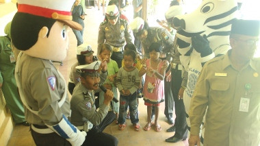 Hilangkan Trauma, Polisi `Disulap` Jadi Badut