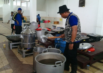 Relawan Berbagai Daerah Masak untuk Eks Gafatar di Asrama Haji