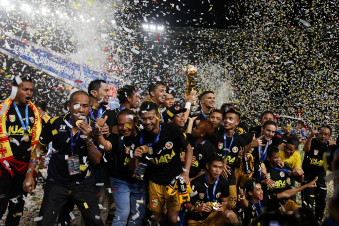Euforia para pemain Mitra Kukar usai merebut gelar juara Piala Jenderal Sudirman 2015 (Foto: MI/PANCA SYURKANI)