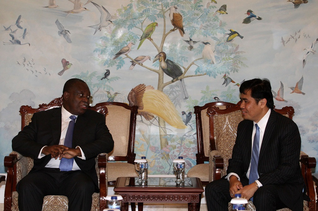 Wakil Presiden (Wapres) Republik Angola Manuel Domingos Vicente (kiri) berbincang dengan Direktur Afrika Kementerian Luar Negeri Republik Indonesia (RI) Lasro Simbolon di Jakarta, 31 Oktober 2016. (Foto: MI/AGUNG SASTRO)