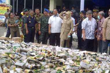 Ribuan Miras & Puluhan Juta Rokok Ilegal Dimusnahkan