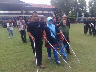 Ratusan Tunanetra Berjalan Kaki Sejauh Dua Kilometer