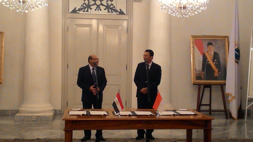 Duta Besar Mesir untuk Indonesia Bahaa El Deen Bahgat Ibrahim Dessouki  dan Gubernur DKI Jakarta Basuki Tjahaja Purnama di Balai Kota, Selasa (26/1/2016). Foto: MTVN/LB Ciputri H