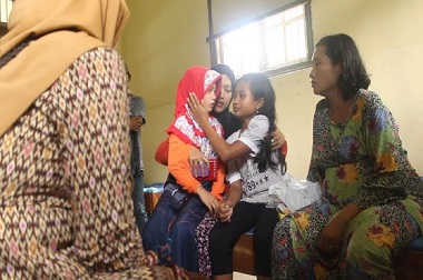 Tangis Warnai Pertemuan Warga Eks-Gafatar dengan Keluarga