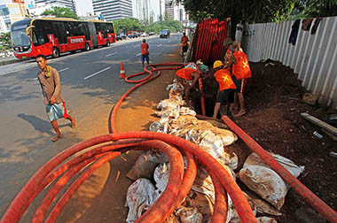 Ahok Ancam Potong Kabel Utilitas Semrawut
