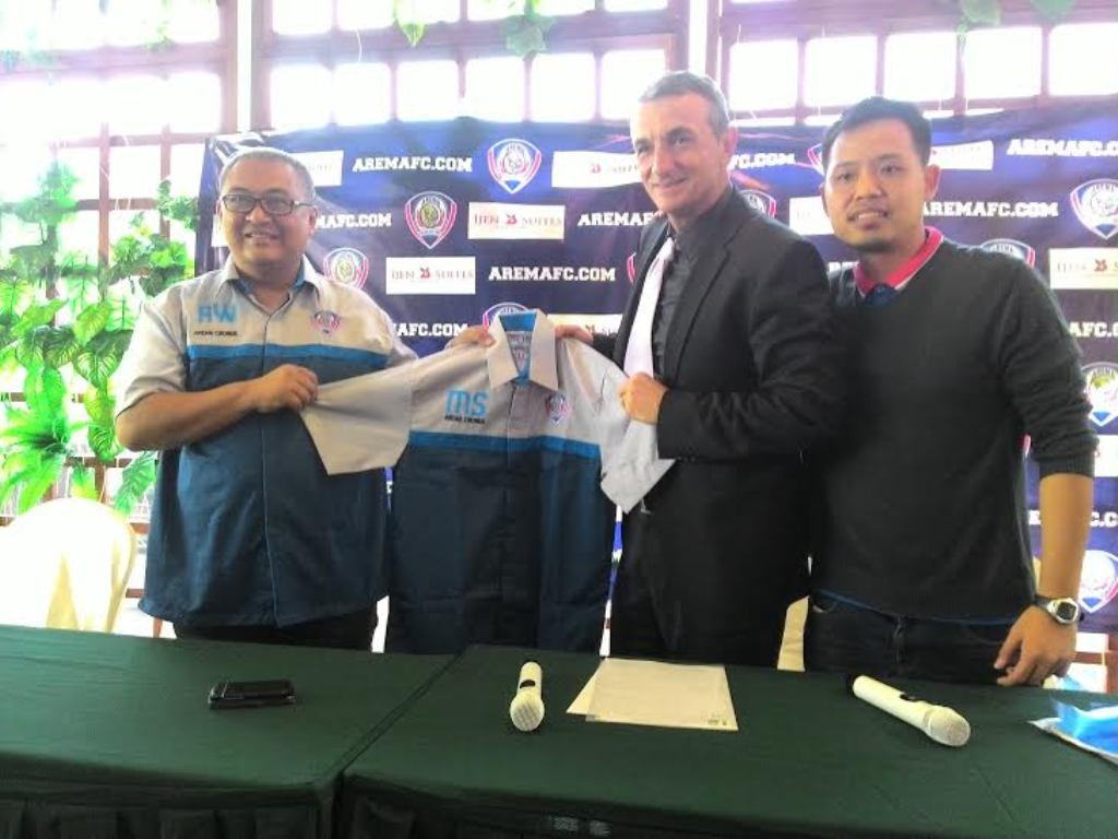 Milomir Seslija (tengah) saat diperkenalkan sebagai pelatih baru Arema (Foto: MTVN/Miski)