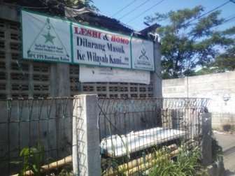 <i>Lesbi dan Homo Dilarang Masuk Wilayah Kami</i>