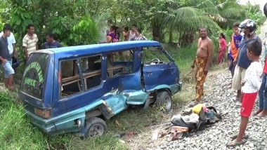 Minibus Ringsek Dihantam Kereta di Perlintasan tak Berpalang