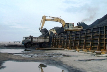 Kementerian Lingkungan Hidup Segel Pintu Pelabuhan Cirebon