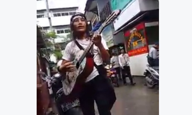 Unik, Pengamen Ini Bawakan Lagu Anime