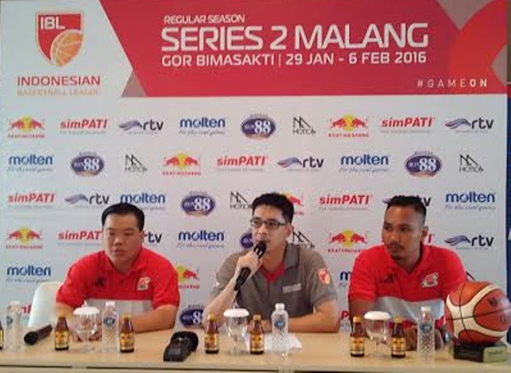 Pelatih Bima Sakti Niko Steel, Oei A Kiat (tengah) dan kapten tim Yanuar Dwi Prasmono (kanan).(Foto: MTVN/Miski)