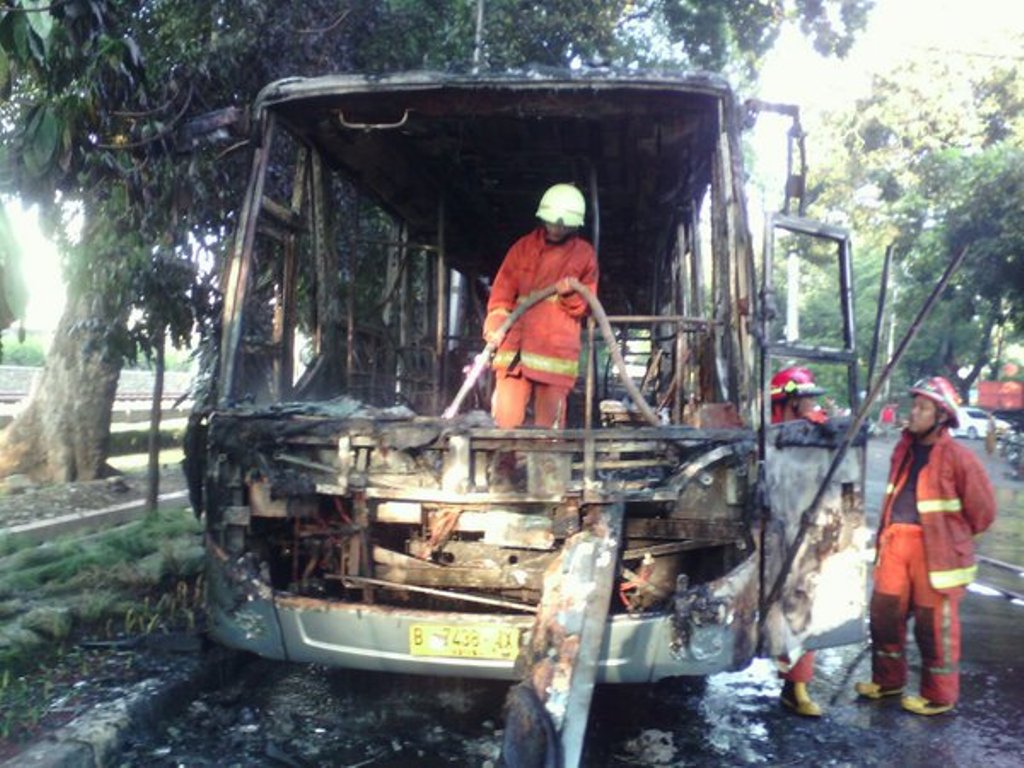 Transjakarta terbakar di Latu Harhari -- Foto: TMC Polda Metro Jaya