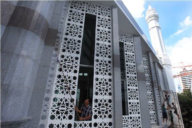 Pekerja menyelesaikan pembangunan Masjid Fatahillah di Balaikota DKI. (Foto:Antara/Muhammad Adimaja)